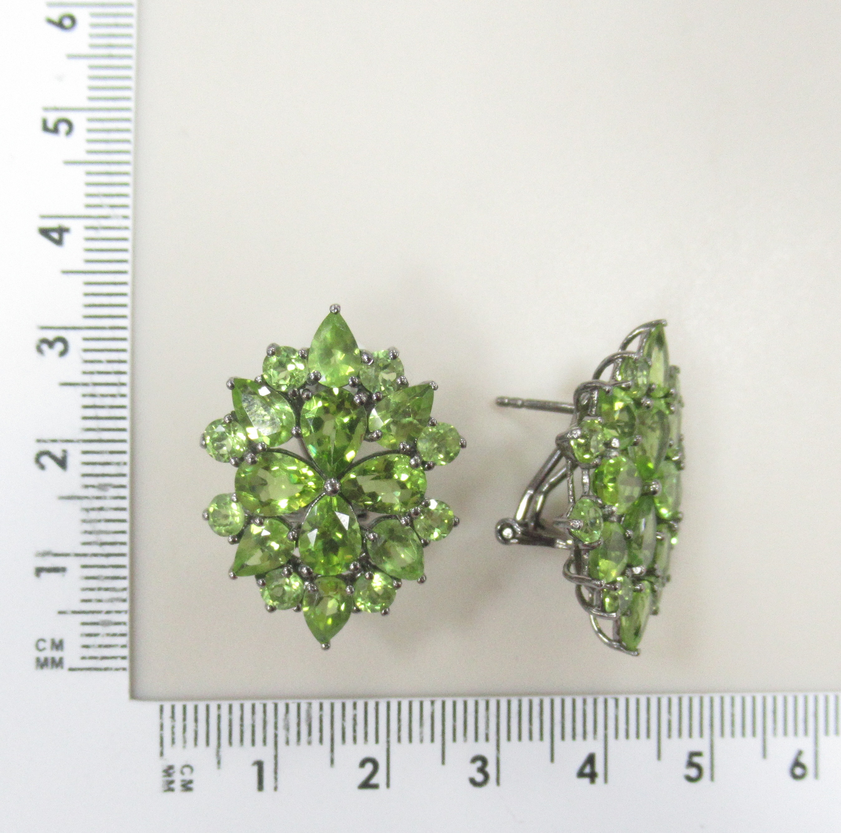 Серебряные серьги 925 пробы; родий черн.; вставки 36 Перидот 13,36ct;